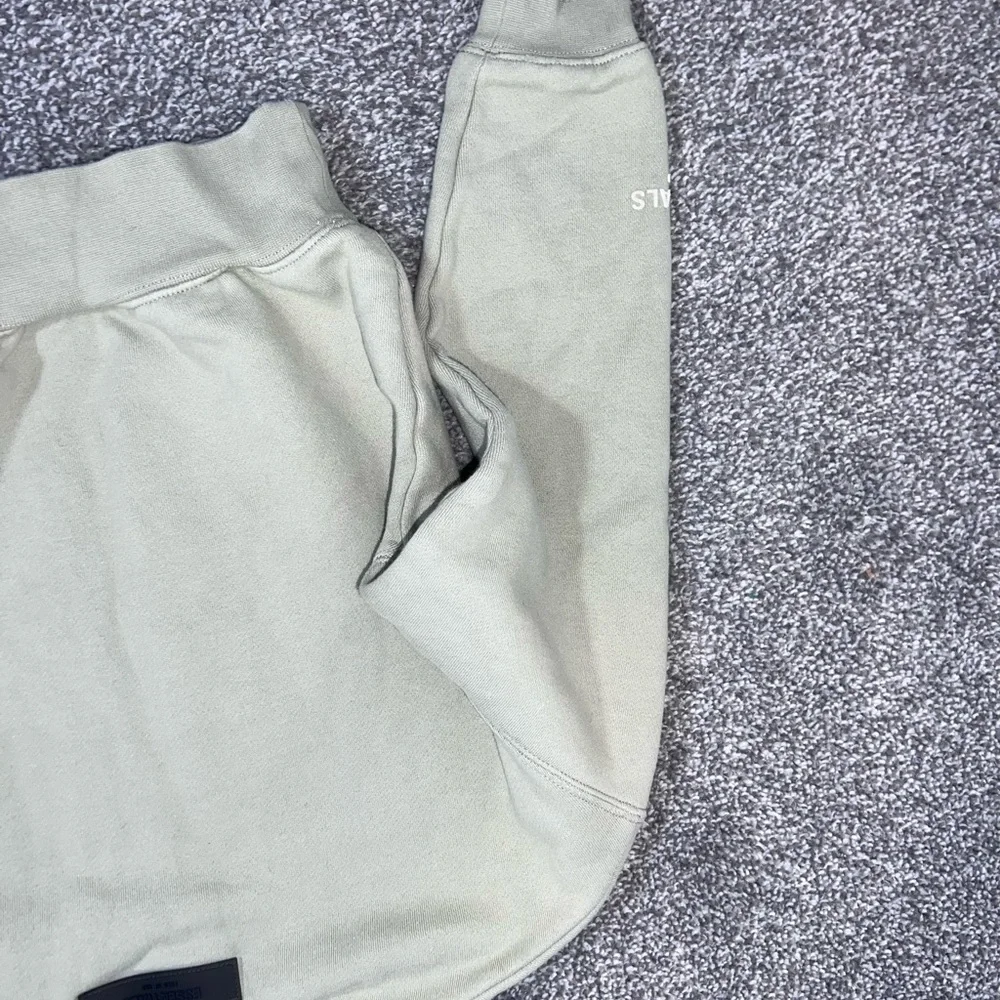 Fear of God Essentials Kids Sage Green Logo Sweatshirt 4-5 years